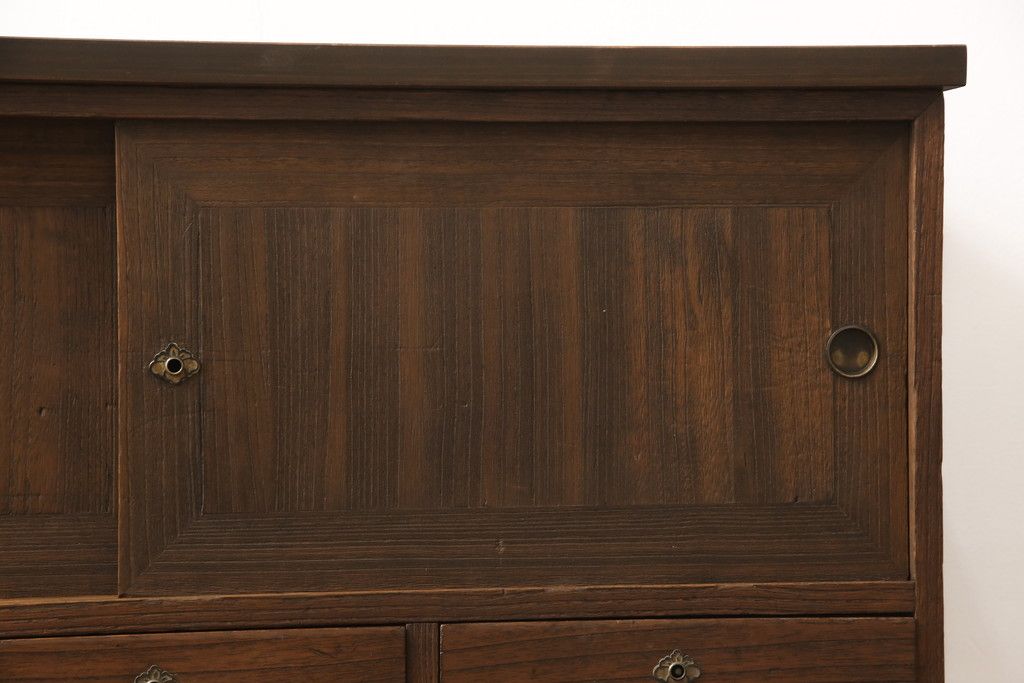 桐箪笥をローボードにリメイク!引き出しは取っ手を取り替え、引き戸の背板は撤去。天板と鉄脚を取り付け、全体をオーク系でステイン仕上げ。