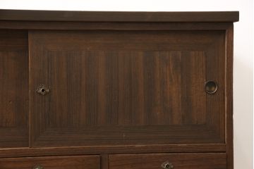 桐箪笥をローボードにリメイク!引き出しは取っ手を取り替え、引き戸の背板は撤去。天板と鉄脚を取り付け、全体をオーク系でステイン仕上げ。