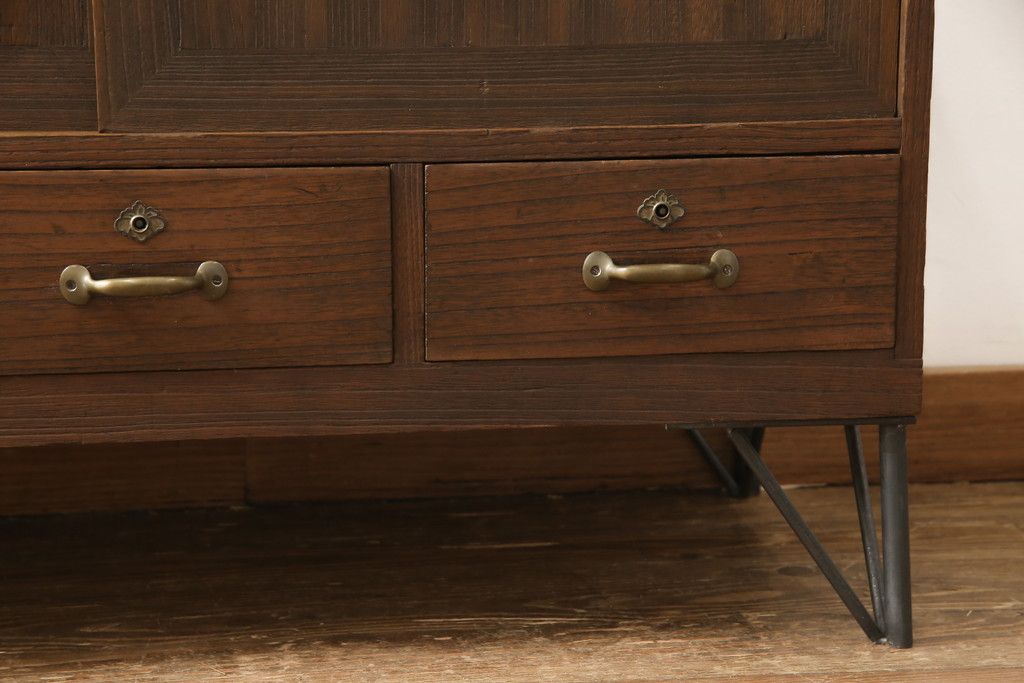 桐箪笥をローボードにリメイク!引き出しは取っ手を取り替え、引き戸の背板は撤去。天板と鉄脚を取り付け、全体をオーク系でステイン仕上げ。