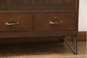 桐箪笥をローボードにリメイク!引き出しは取っ手を取り替え、引き戸の背板は撤去。天板と鉄脚を取り付け、全体をオーク系でステイン仕上げ。