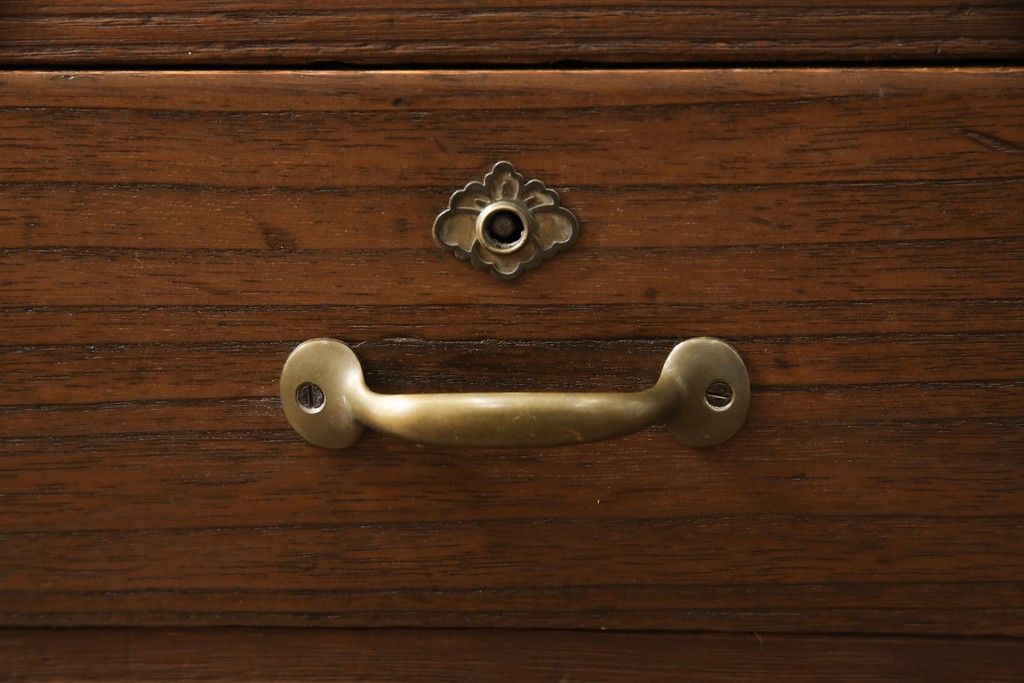 桐箪笥をローボードにリメイク!引き出しは取っ手を取り替え、引き戸の背板は撤去。天板と鉄脚を取り付け、全体をオーク系でステイン仕上げ。