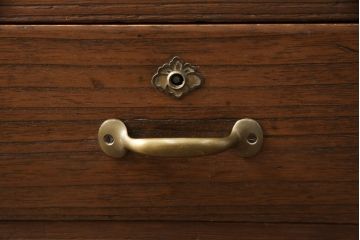 桐箪笥をローボードにリメイク!引き出しは取っ手を取り替え、引き戸の背板は撤去。天板と鉄脚を取り付け、全体をオーク系でステイン仕上げ。