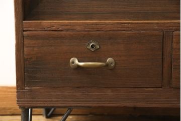 桐箪笥をローボードにリメイク!引き出しは取っ手を取り替え、引き戸の背板は撤去。天板と鉄脚を取り付け、全体をオーク系でステイン仕上げ。