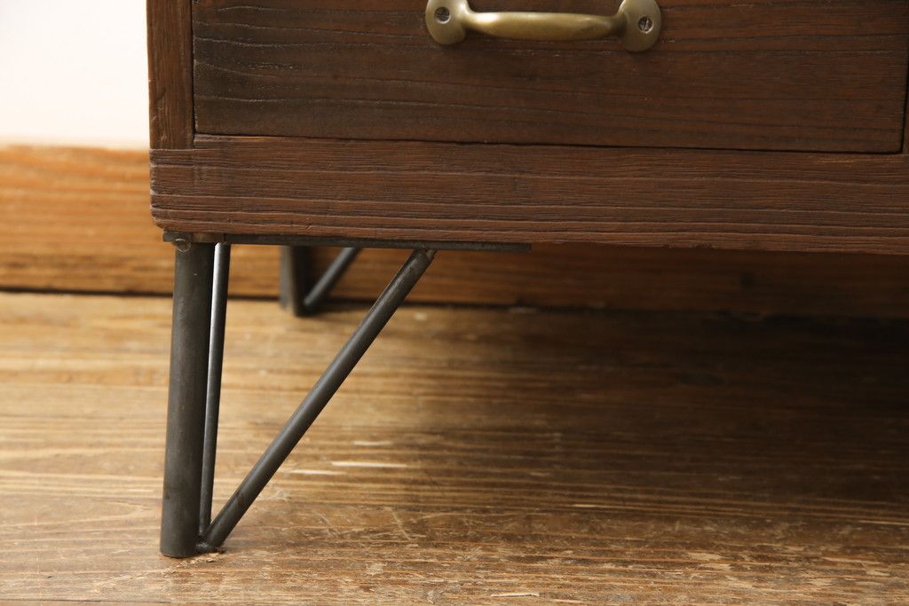 桐箪笥をローボードにリメイク!引き出しは取っ手を取り替え、引き戸の背板は撤去。天板と鉄脚を取り付け、全体をオーク系でステイン仕上げ。