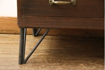 桐箪笥をローボードにリメイク!引き出しは取っ手を取り替え、引き戸の背板は撤去。天板と鉄脚を取り付け、全体をオーク系でステイン仕上げ。