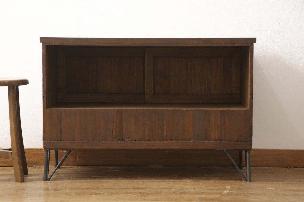 桐箪笥をローボードにリメイク!引き出しは取っ手を取り替え、引き戸の背板は撤去。天板と鉄脚を取り付け、全体をオーク系でステイン仕上げ。