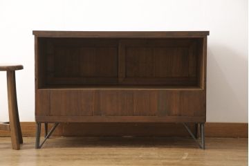 桐箪笥をローボードにリメイク!引き出しは取っ手を取り替え、引き戸の背板は撤去。天板と鉄脚を取り付け、全体をオーク系でステイン仕上げ。