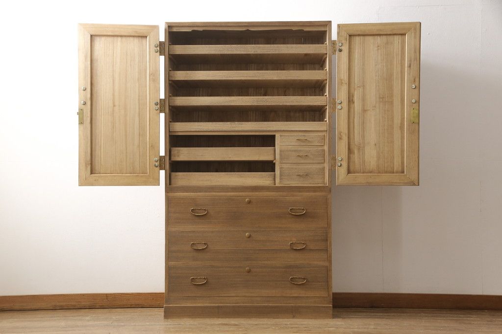 桐箪笥を綺麗に再生!洗浄し、ふさは新しいものに交換。木地色仕上げ。