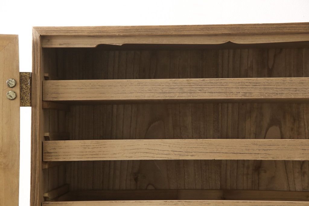 桐箪笥を綺麗に再生!洗浄し、ふさは新しいものに交換。木地色仕上げ。