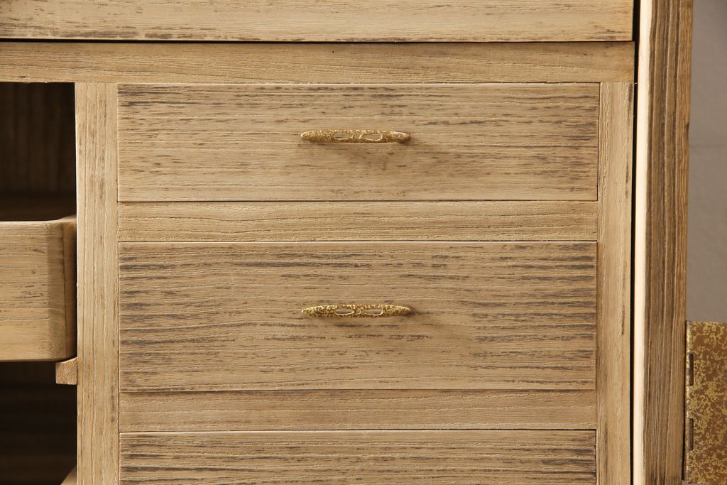 桐箪笥を綺麗に再生!洗浄し、ふさは新しいものに交換。木地色仕上げ。