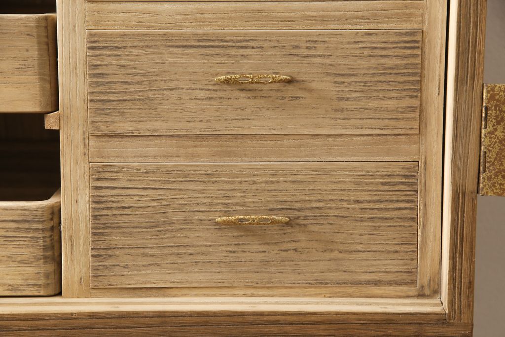 桐箪笥を綺麗に再生!洗浄し、ふさは新しいものに交換。木地色仕上げ。