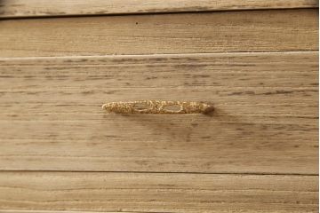 桐箪笥を綺麗に再生!洗浄し、ふさは新しいものに交換。木地色仕上げ。