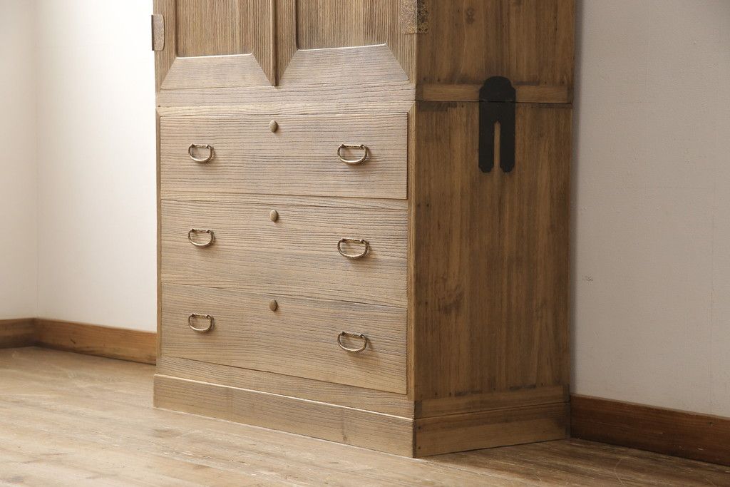 桐箪笥を綺麗に再生!洗浄し、ふさは新しいものに交換。木地色仕上げ。