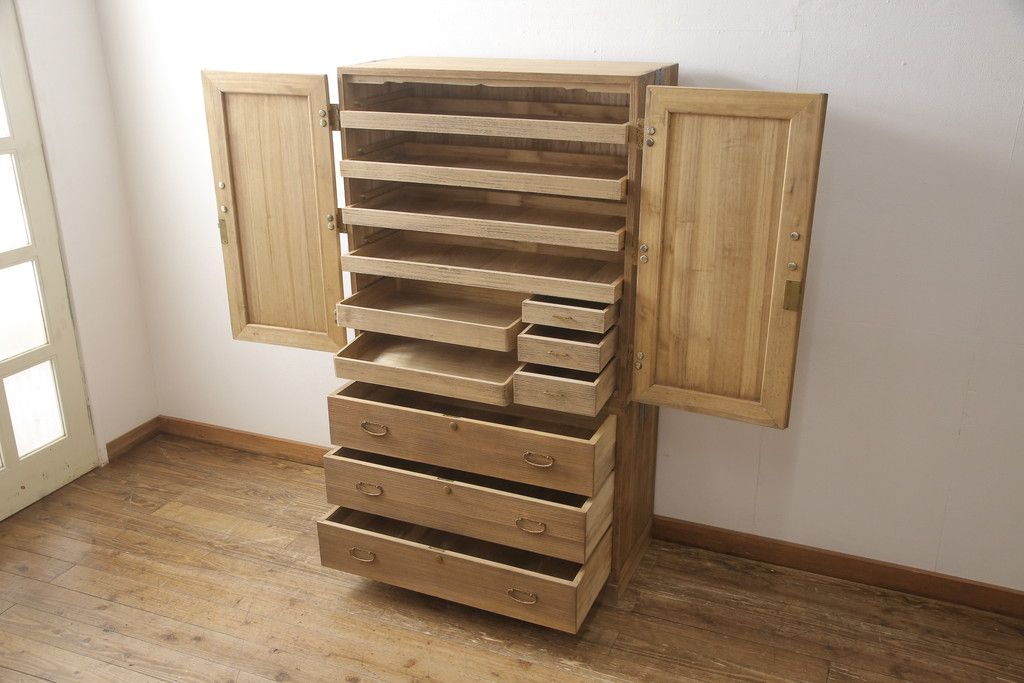 桐箪笥を綺麗に再生!洗浄し、ふさは新しいものに交換。木地色仕上げ。