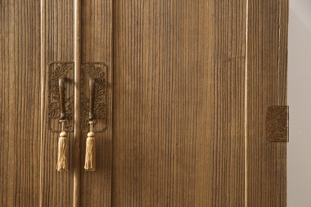 桐箪笥を綺麗に再生!洗浄し、ふさは新しいものに交換。木地色仕上げ。