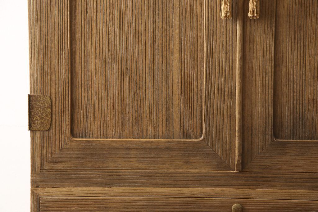 桐箪笥を綺麗に再生!洗浄し、ふさは新しいものに交換。木地色仕上げ。