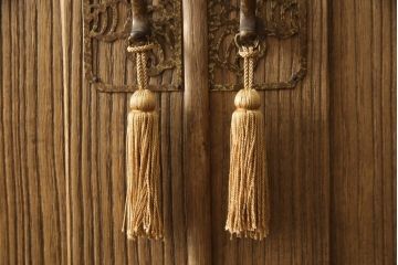 桐箪笥を綺麗に再生!洗浄し、ふさは新しいものに交換。木地色仕上げ。