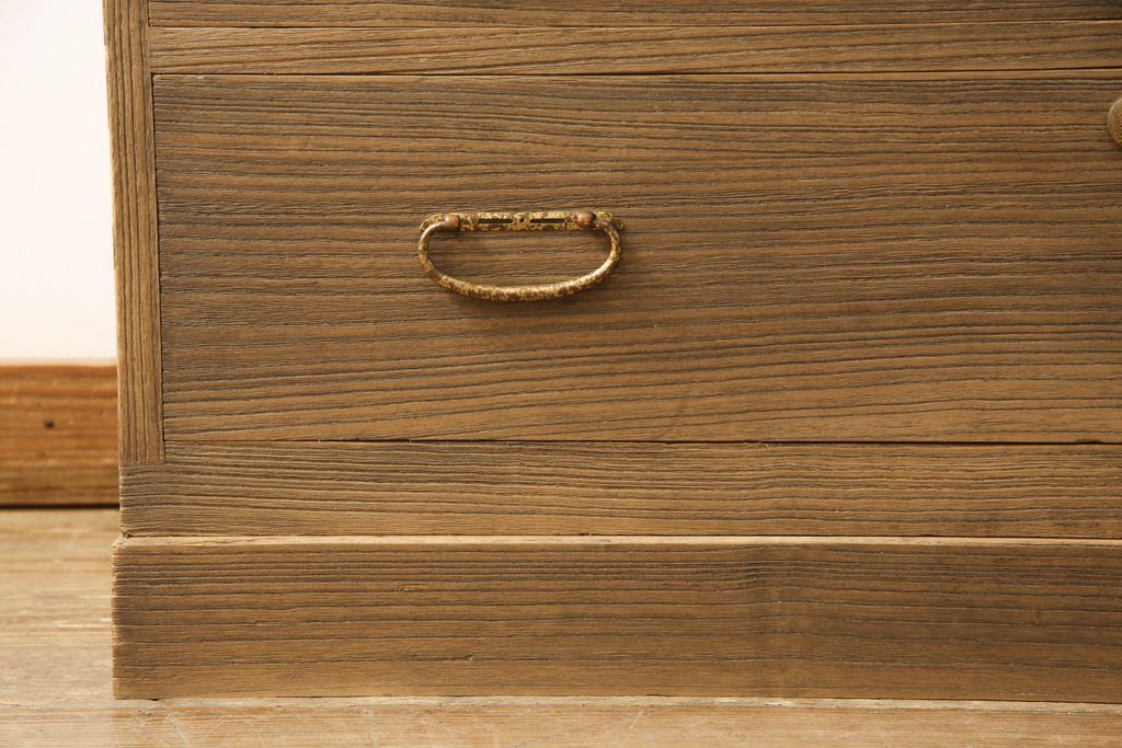 桐箪笥を綺麗に再生!洗浄し、ふさは新しいものに交換。木地色仕上げ。