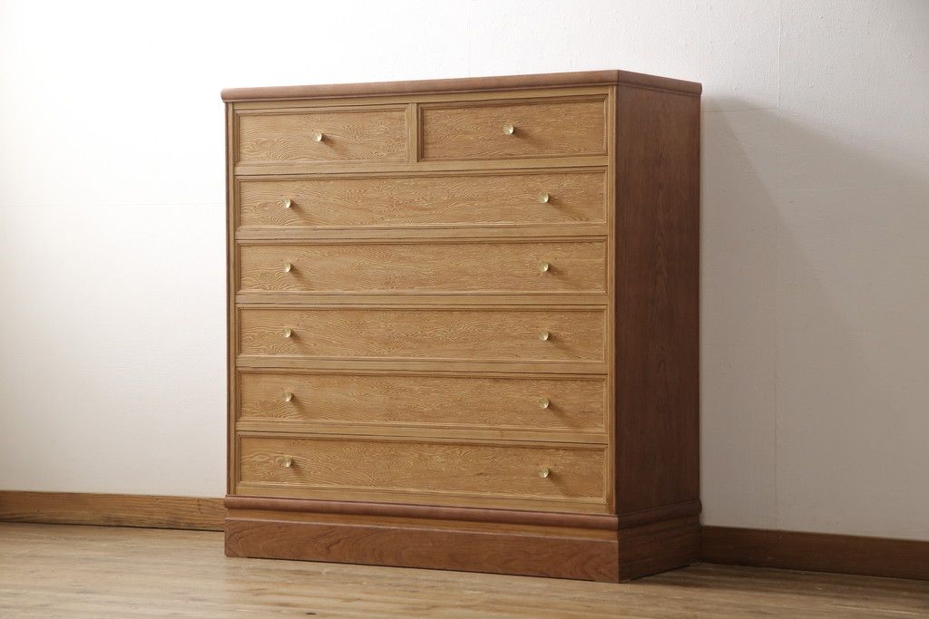 箪笥を使いやすくリメイク!引き出し1杯分の高さをリサイズし、引き出しの既存の取っ手・鍵金具を撤去。新たにつまみを取り付け、鍵穴は埋木処理。塗膜及び着色を剥離し、ワックスで仕上げ。