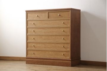 箪笥を使いやすくリメイク!引き出し1杯分の高さをリサイズし、引き出しの既存の取っ手・鍵金具を撤去。新たにつまみを取り付け、鍵穴は埋木処理。塗膜及び着色を剥離し、ワックスで仕上げ。