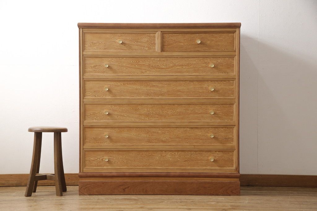 箪笥を使いやすくリメイク!引き出し1杯分の高さをリサイズし、引き出しの既存の取っ手・鍵金具を撤去。新たにつまみを取り付け、鍵穴は埋木処理。塗膜及び着色を剥離し、ワックスで仕上げ。