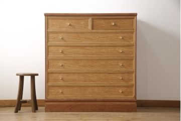 箪笥を使いやすくリメイク!引き出し1杯分の高さをリサイズし、引き出しの既存の取っ手・鍵金具を撤去。新たにつまみを取り付け、鍵穴は埋木処理。塗膜及び着色を剥離し、ワックスで仕上げ。