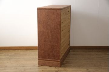 箪笥を使いやすくリメイク!引き出し1杯分の高さをリサイズし、引き出しの既存の取っ手・鍵金具を撤去。新たにつまみを取り付け、鍵穴は埋木処理。塗膜及び着色を剥離し、ワックスで仕上げ。