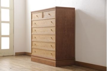 箪笥を使いやすくリメイク!引き出し1杯分の高さをリサイズし、引き出しの既存の取っ手・鍵金具を撤去。新たにつまみを取り付け、鍵穴は埋木処理。塗膜及び着色を剥離し、ワックスで仕上げ。