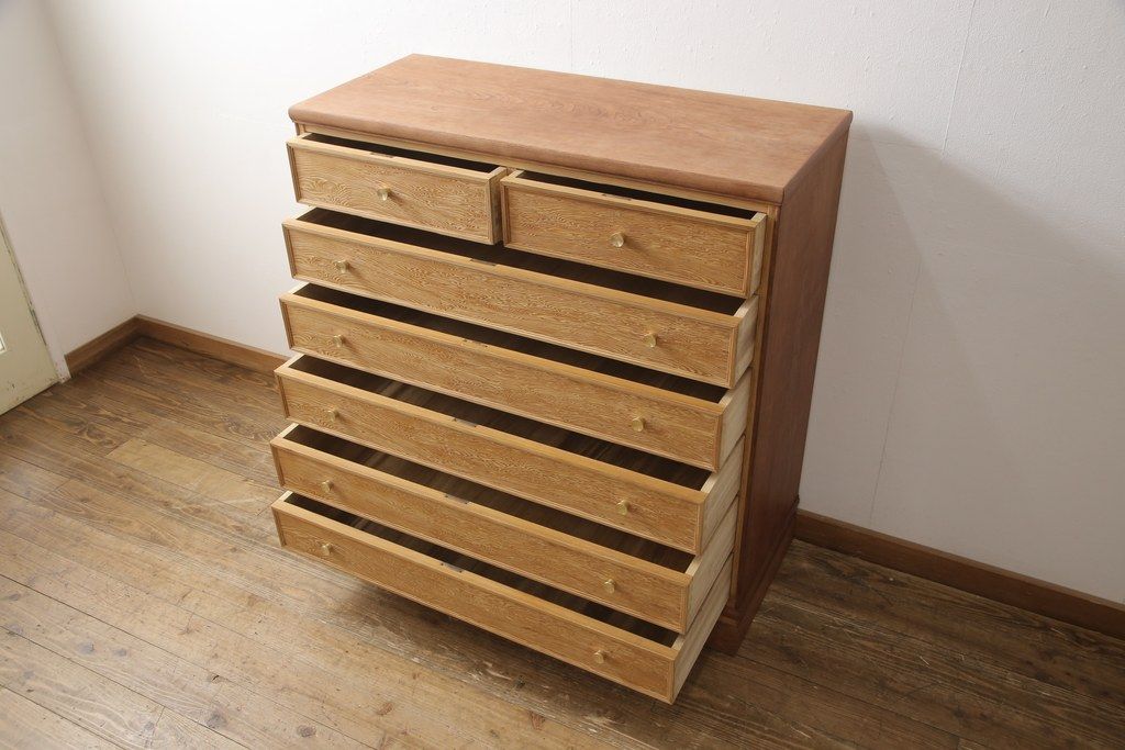 箪笥を使いやすくリメイク!引き出し1杯分の高さをリサイズし、引き出しの既存の取っ手・鍵金具を撤去。新たにつまみを取り付け、鍵穴は埋木処理。塗膜及び着色を剥離し、ワックスで仕上げ。