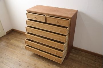 箪笥を使いやすくリメイク!引き出し1杯分の高さをリサイズし、引き出しの既存の取っ手・鍵金具を撤去。新たにつまみを取り付け、鍵穴は埋木処理。塗膜及び着色を剥離し、ワックスで仕上げ。