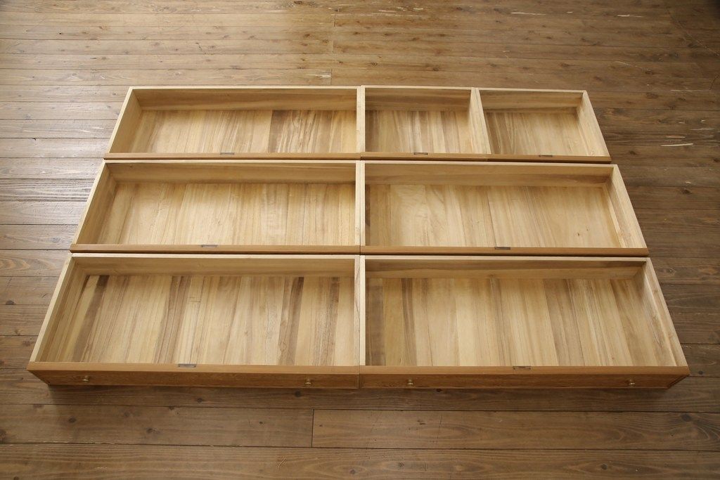 箪笥を使いやすくリメイク!引き出し1杯分の高さをリサイズし、引き出しの既存の取っ手・鍵金具を撤去。新たにつまみを取り付け、鍵穴は埋木処理。塗膜及び着色を剥離し、ワックスで仕上げ。