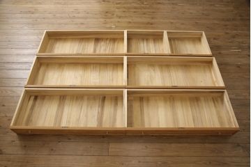 箪笥を使いやすくリメイク!引き出し1杯分の高さをリサイズし、引き出しの既存の取っ手・鍵金具を撤去。新たにつまみを取り付け、鍵穴は埋木処理。塗膜及び着色を剥離し、ワックスで仕上げ。