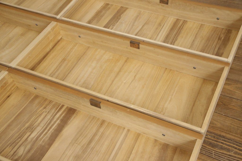 箪笥を使いやすくリメイク!引き出し1杯分の高さをリサイズし、引き出しの既存の取っ手・鍵金具を撤去。新たにつまみを取り付け、鍵穴は埋木処理。塗膜及び着色を剥離し、ワックスで仕上げ。