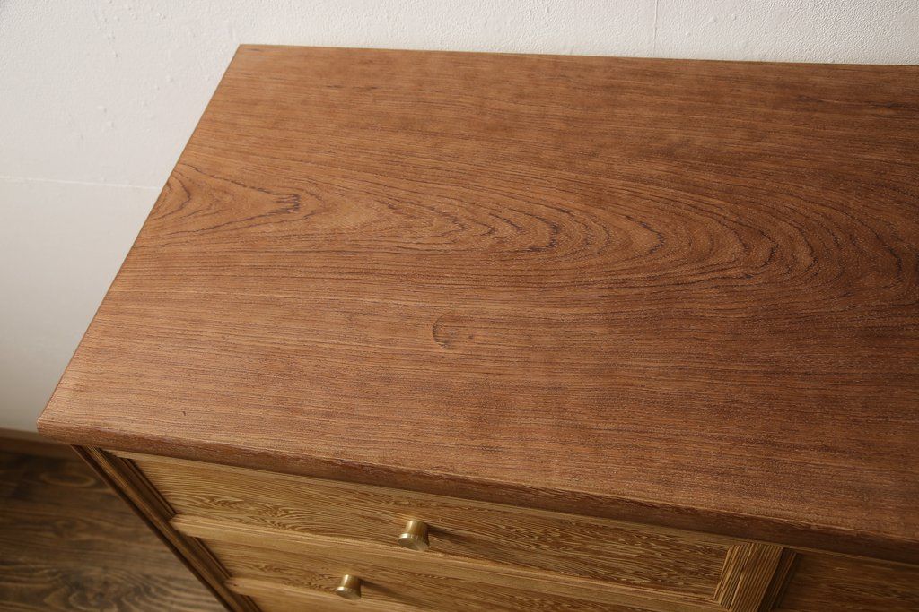 箪笥を使いやすくリメイク!引き出し1杯分の高さをリサイズし、引き出しの既存の取っ手・鍵金具を撤去。新たにつまみを取り付け、鍵穴は埋木処理。塗膜及び着色を剥離し、ワックスで仕上げ。