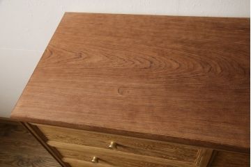 箪笥を使いやすくリメイク!引き出し1杯分の高さをリサイズし、引き出しの既存の取っ手・鍵金具を撤去。新たにつまみを取り付け、鍵穴は埋木処理。塗膜及び着色を剥離し、ワックスで仕上げ。