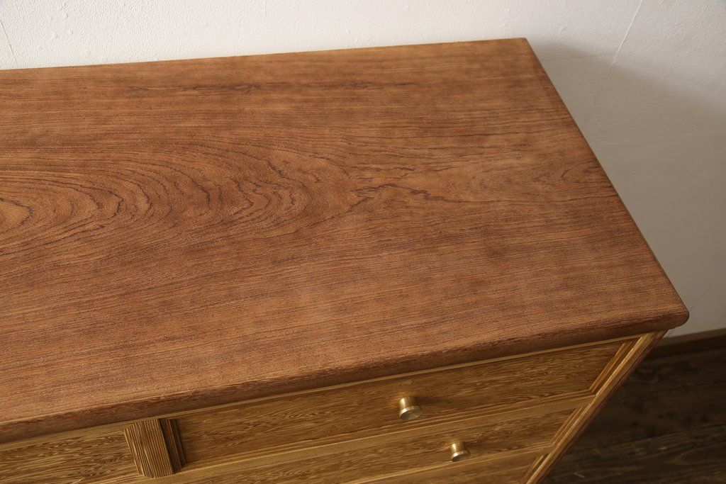 箪笥を使いやすくリメイク!引き出し1杯分の高さをリサイズし、引き出しの既存の取っ手・鍵金具を撤去。新たにつまみを取り付け、鍵穴は埋木処理。塗膜及び着色を剥離し、ワックスで仕上げ。