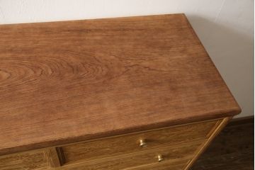 箪笥を使いやすくリメイク!引き出し1杯分の高さをリサイズし、引き出しの既存の取っ手・鍵金具を撤去。新たにつまみを取り付け、鍵穴は埋木処理。塗膜及び着色を剥離し、ワックスで仕上げ。