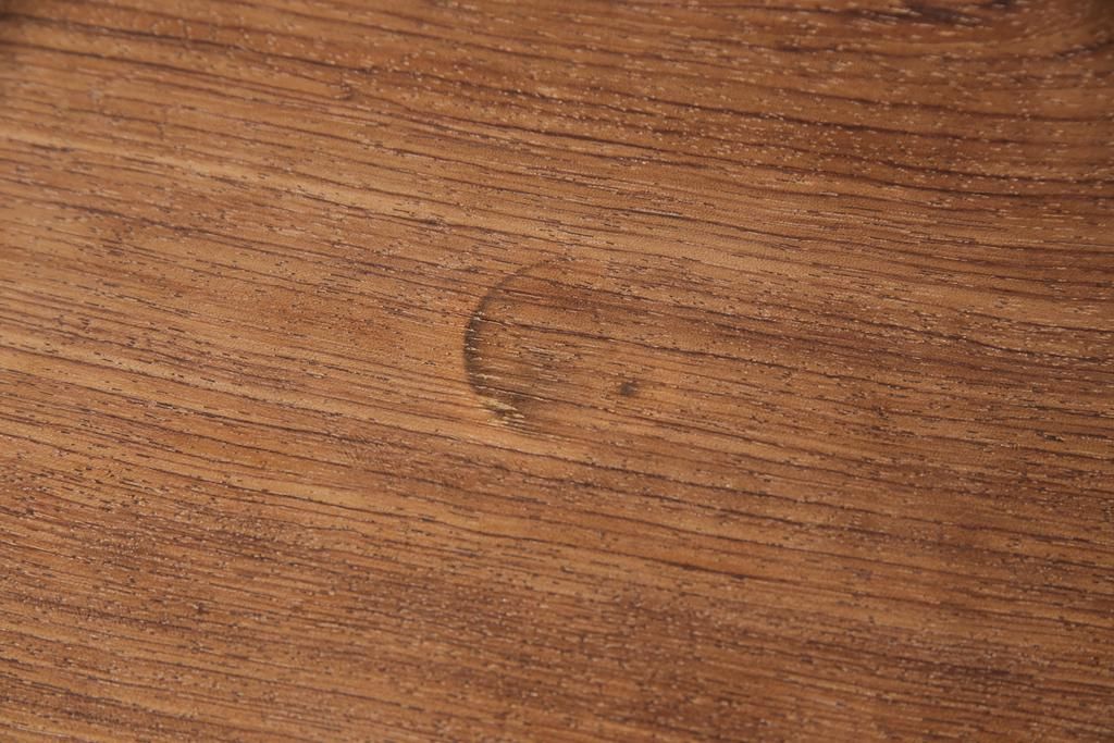 箪笥を使いやすくリメイク!引き出し1杯分の高さをリサイズし、引き出しの既存の取っ手・鍵金具を撤去。新たにつまみを取り付け、鍵穴は埋木処理。塗膜及び着色を剥離し、ワックスで仕上げ。