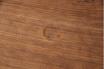 箪笥を使いやすくリメイク!引き出し1杯分の高さをリサイズし、引き出しの既存の取っ手・鍵金具を撤去。新たにつまみを取り付け、鍵穴は埋木処理。塗膜及び着色を剥離し、ワックスで仕上げ。