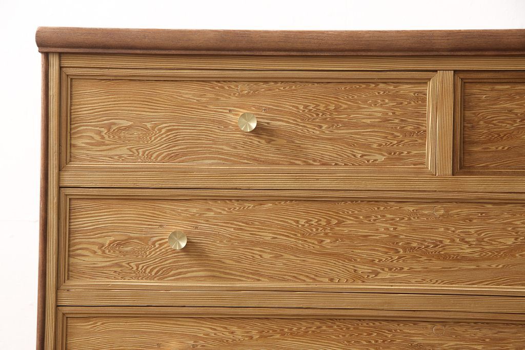箪笥を使いやすくリメイク!引き出し1杯分の高さをリサイズし、引き出しの既存の取っ手・鍵金具を撤去。新たにつまみを取り付け、鍵穴は埋木処理。塗膜及び着色を剥離し、ワックスで仕上げ。