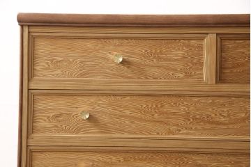 箪笥を使いやすくリメイク!引き出し1杯分の高さをリサイズし、引き出しの既存の取っ手・鍵金具を撤去。新たにつまみを取り付け、鍵穴は埋木処理。塗膜及び着色を剥離し、ワックスで仕上げ。