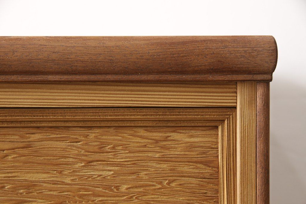 箪笥を使いやすくリメイク!引き出し1杯分の高さをリサイズし、引き出しの既存の取っ手・鍵金具を撤去。新たにつまみを取り付け、鍵穴は埋木処理。塗膜及び着色を剥離し、ワックスで仕上げ。