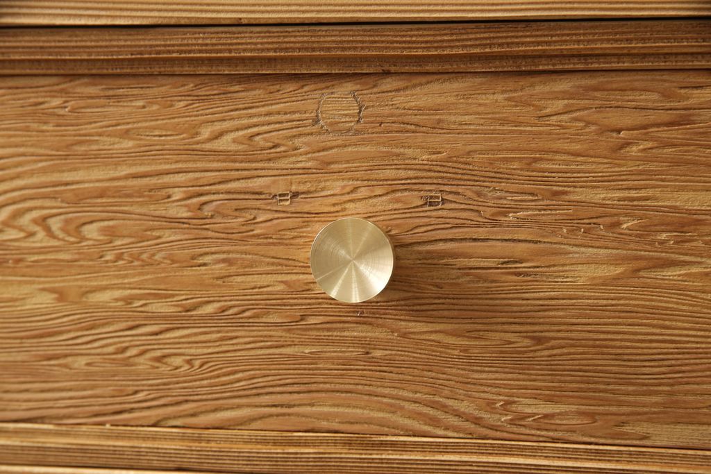 箪笥を使いやすくリメイク!引き出し1杯分の高さをリサイズし、引き出しの既存の取っ手・鍵金具を撤去。新たにつまみを取り付け、鍵穴は埋木処理。塗膜及び着色を剥離し、ワックスで仕上げ。