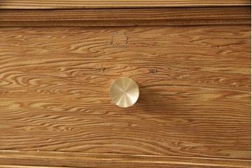 箪笥を使いやすくリメイク!引き出し1杯分の高さをリサイズし、引き出しの既存の取っ手・鍵金具を撤去。新たにつまみを取り付け、鍵穴は埋木処理。塗膜及び着色を剥離し、ワックスで仕上げ。