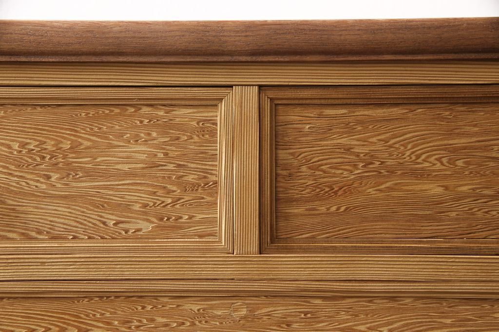 箪笥を使いやすくリメイク!引き出し1杯分の高さをリサイズし、引き出しの既存の取っ手・鍵金具を撤去。新たにつまみを取り付け、鍵穴は埋木処理。塗膜及び着色を剥離し、ワックスで仕上げ。