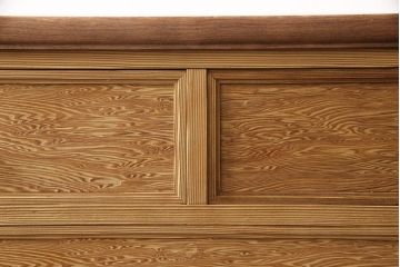 箪笥を使いやすくリメイク!引き出し1杯分の高さをリサイズし、引き出しの既存の取っ手・鍵金具を撤去。新たにつまみを取り付け、鍵穴は埋木処理。塗膜及び着色を剥離し、ワックスで仕上げ。