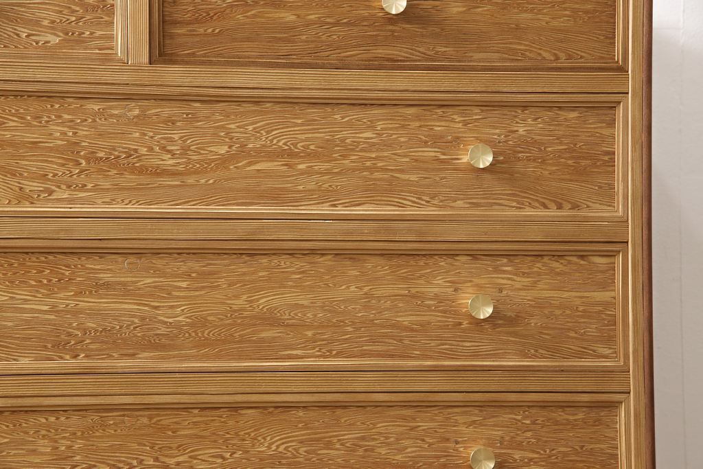 箪笥を使いやすくリメイク!引き出し1杯分の高さをリサイズし、引き出しの既存の取っ手・鍵金具を撤去。新たにつまみを取り付け、鍵穴は埋木処理。塗膜及び着色を剥離し、ワックスで仕上げ。