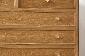 箪笥を使いやすくリメイク!引き出し1杯分の高さをリサイズし、引き出しの既存の取っ手・鍵金具を撤去。新たにつまみを取り付け、鍵穴は埋木処理。塗膜及び着色を剥離し、ワックスで仕上げ。