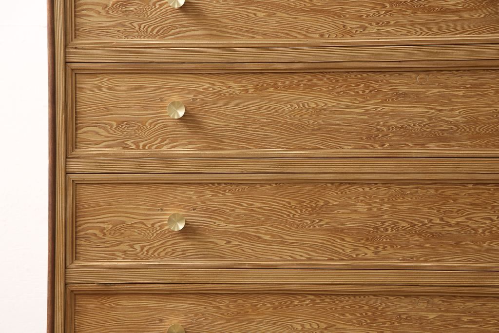 箪笥を使いやすくリメイク!引き出し1杯分の高さをリサイズし、引き出しの既存の取っ手・鍵金具を撤去。新たにつまみを取り付け、鍵穴は埋木処理。塗膜及び着色を剥離し、ワックスで仕上げ。