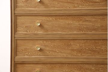 箪笥を使いやすくリメイク!引き出し1杯分の高さをリサイズし、引き出しの既存の取っ手・鍵金具を撤去。新たにつまみを取り付け、鍵穴は埋木処理。塗膜及び着色を剥離し、ワックスで仕上げ。